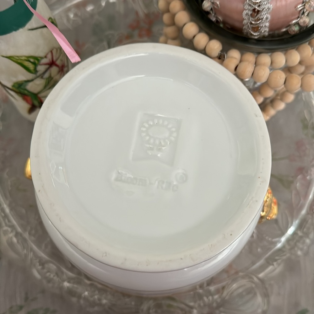 EUC White ceramic planter with gold trim - Picture 3 of 6